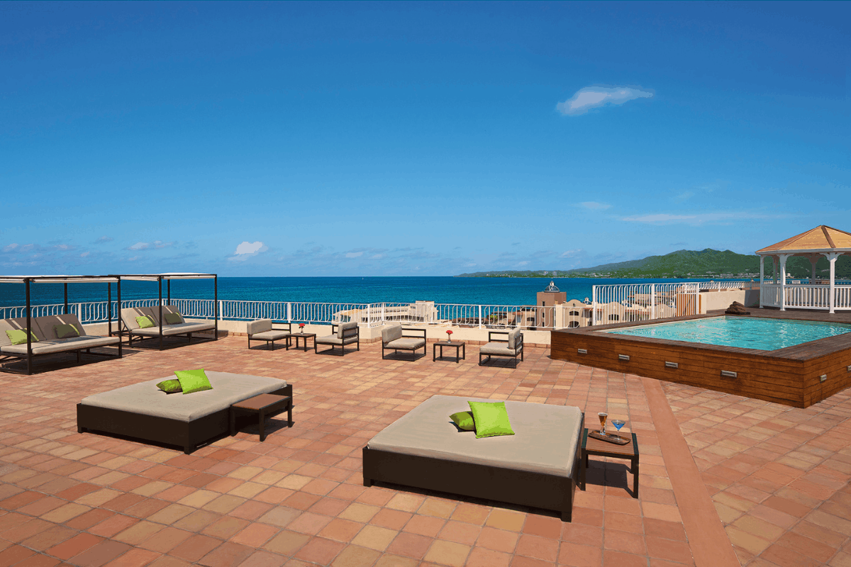 Sky Bar con vista al mar en Krystal Grand Nuevo Vallarta.